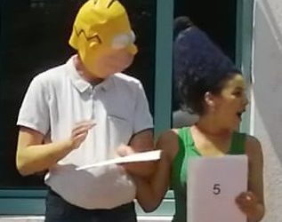 Homer, Marge Simpson et le personnel du collège vous souhaitent de belles vacances d’été